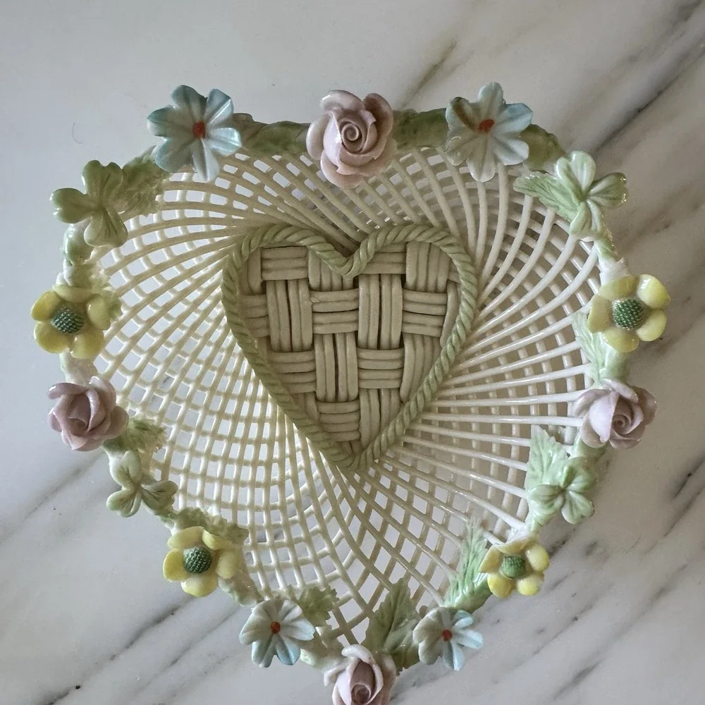 BELLEEK ROSE OF TRALEE WOVEN PORCELAIN HEART BASKET